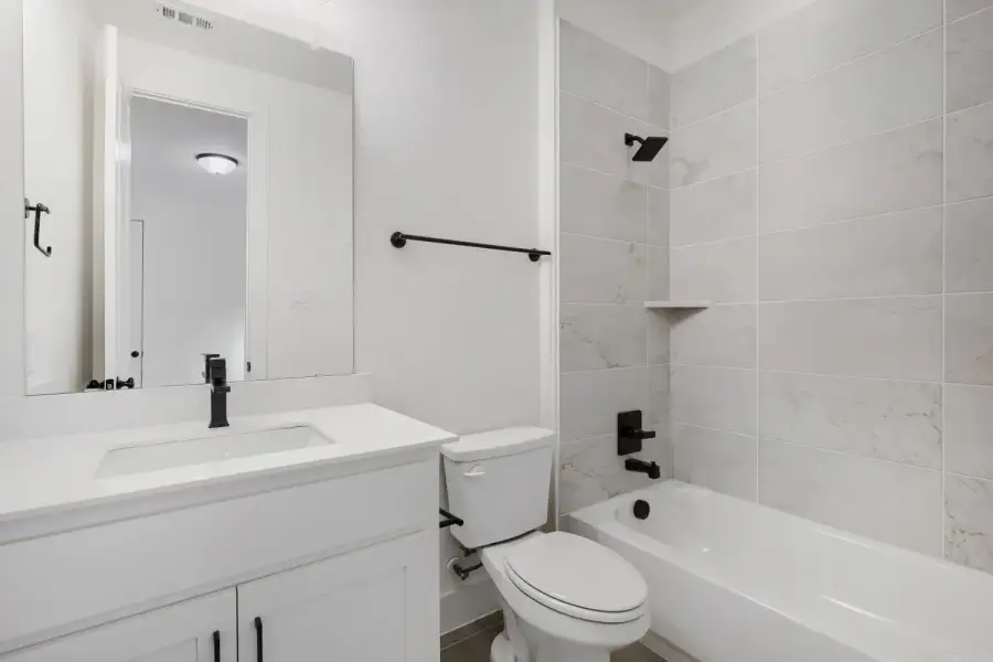 4315 Windy - Full Bathroom 4315 Windy - Full Bathroom