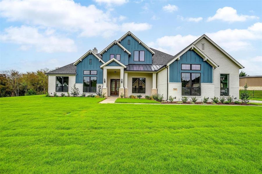 View of front facade featuring a front yard