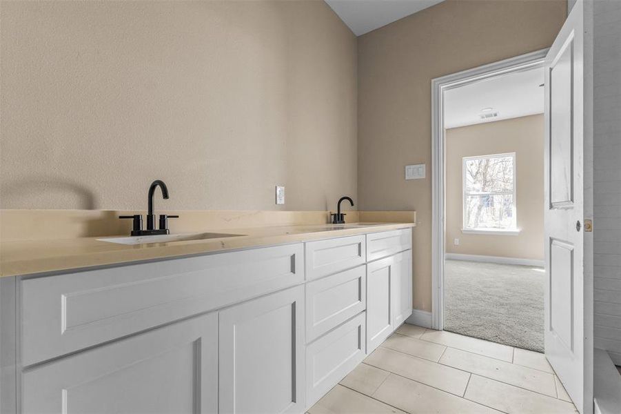 Furnished interior view inside a new home in , Corsicana (Image 8).