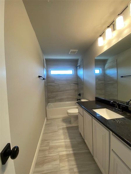 Bath 4 with natural light Bath 4 with natural light