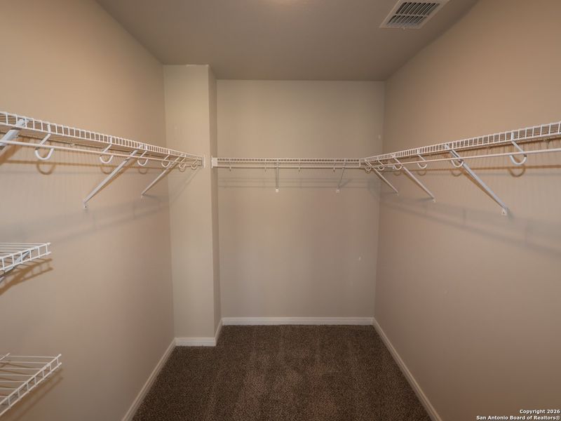 Spacious, unfurnished interior of a new home in Hunters Ranch, San Antonio (Image 19).