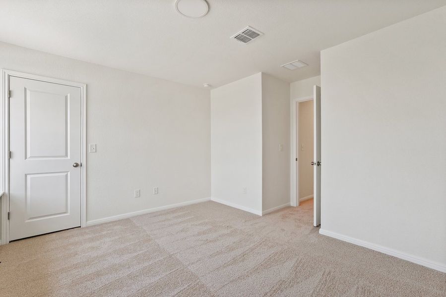 Spacious, unfurnished interior of a new home in Porter Country, Buda (Image 29).