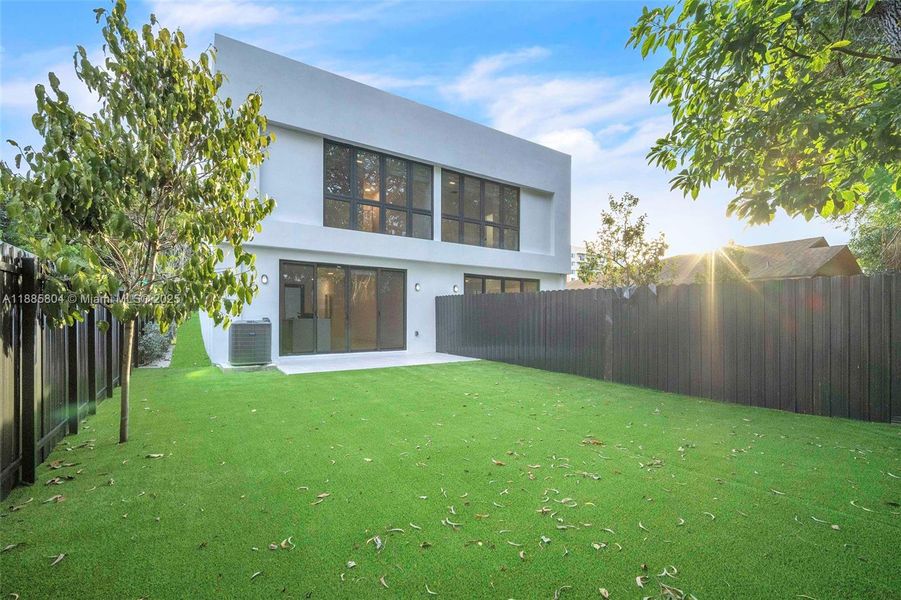 Exterior details and patio area of a home in , Miami (Image 34).