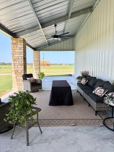Exterior details and patio area of a home in , El Campo (Image 31).