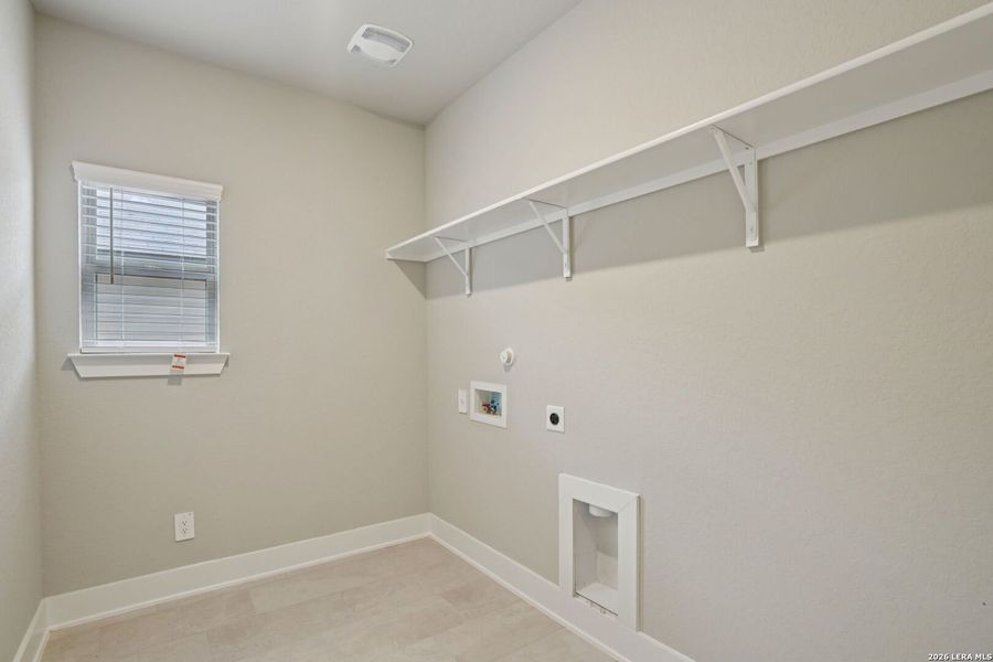 Spacious, unfurnished interior of a new home in Lark Canyon, New Braunfels (Image 30).