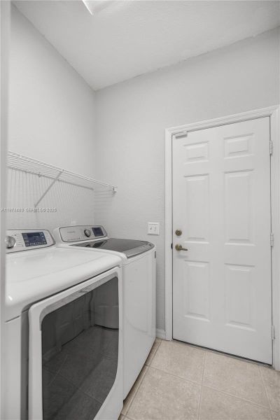 Furnished interior view inside a new home in , Ocala (Image 9).