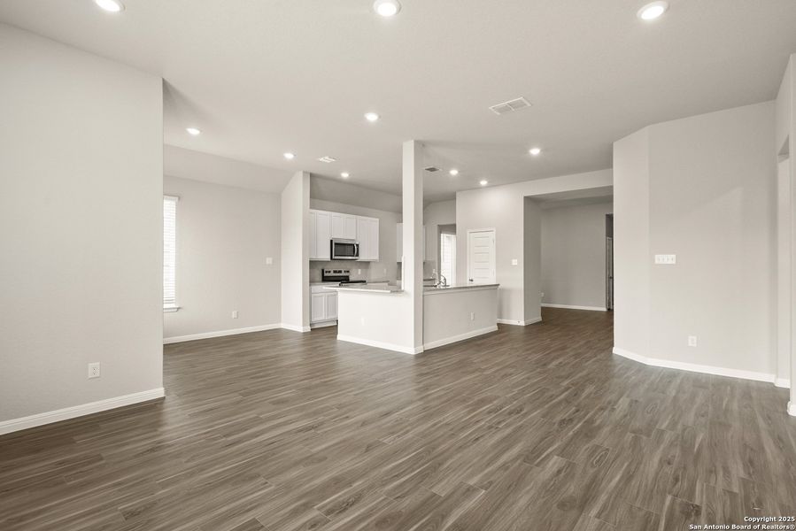 Spacious, unfurnished interior of a new home in Cinco Lakes, San Antonio (Image 22).