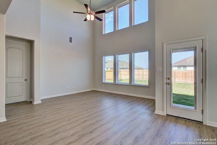 Spacious, unfurnished interior of a new home in Veranda, San Antonio (Image 16).