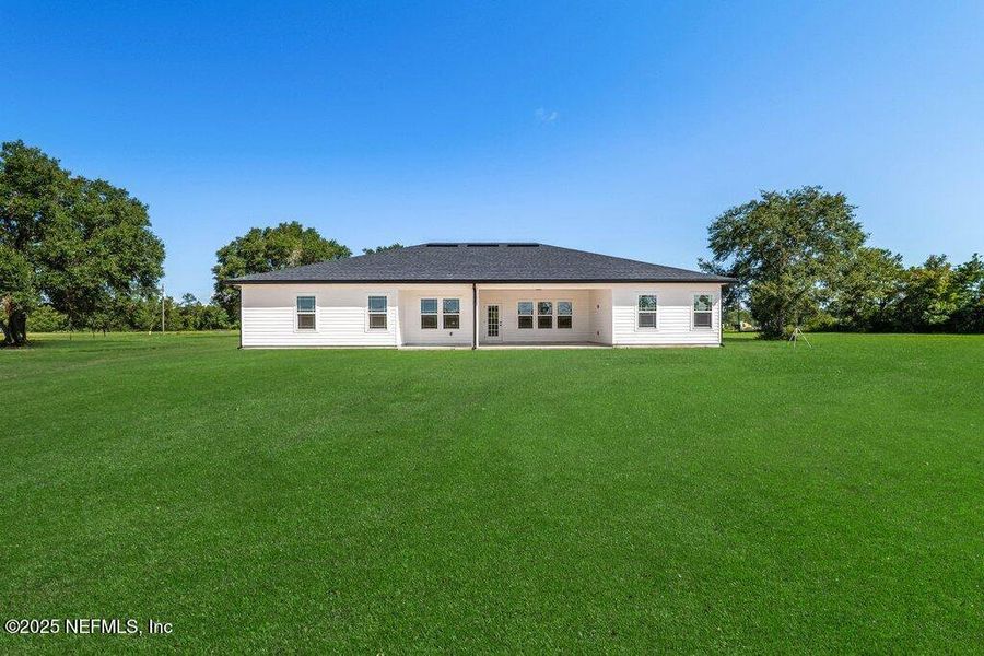 Exterior details and patio area of a home in , Macclenny (Image 16).