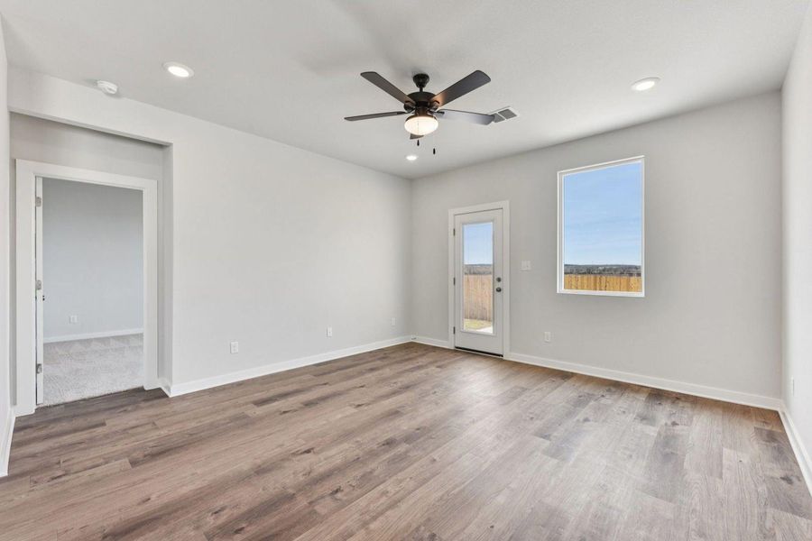 Spacious, unfurnished interior of a new home in Stallion Run, Buda (Image 16).