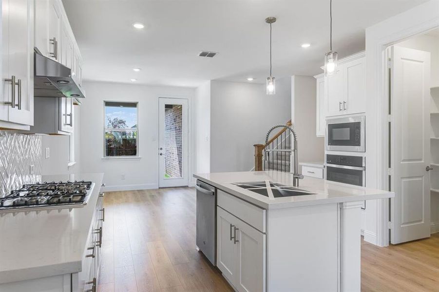 1128 Wheatgrass Mews ~ Ready Now 1128 Wheatgrass Mews ~ Ready Now