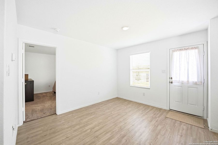 Spacious, unfurnished interior of a new home in Lodi Grove, Floresville (Image 32).