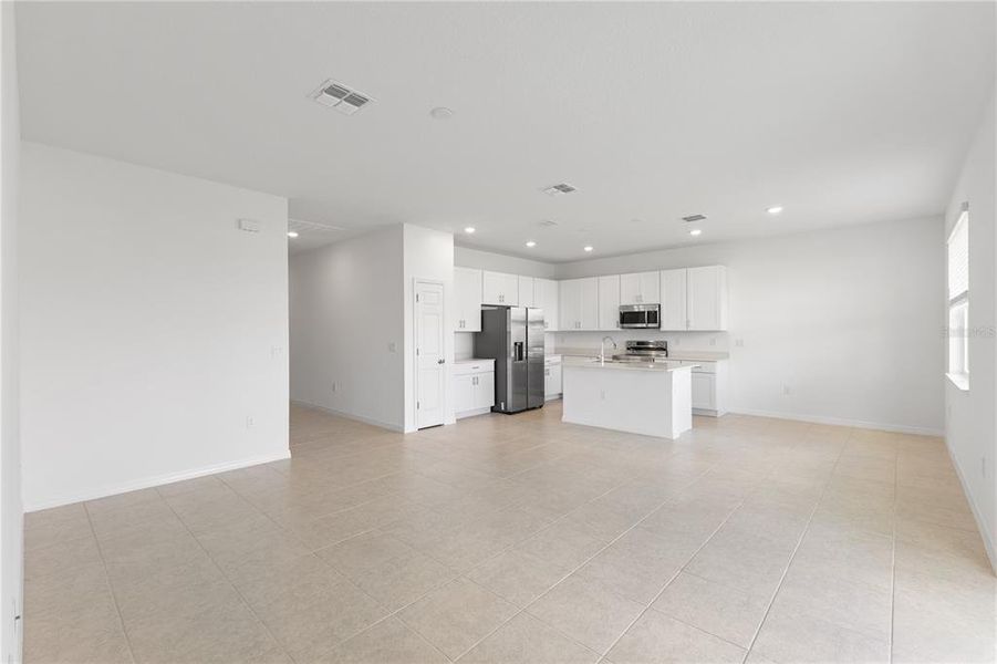 Spacious, unfurnished interior of a new home in Cypress Park Estates, Haines City (Image 9).