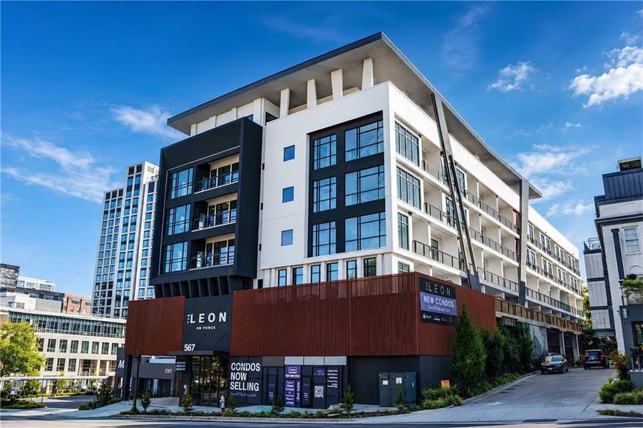 Condo located in Atlanta, GA showcasing its design and architecture (Image 21).