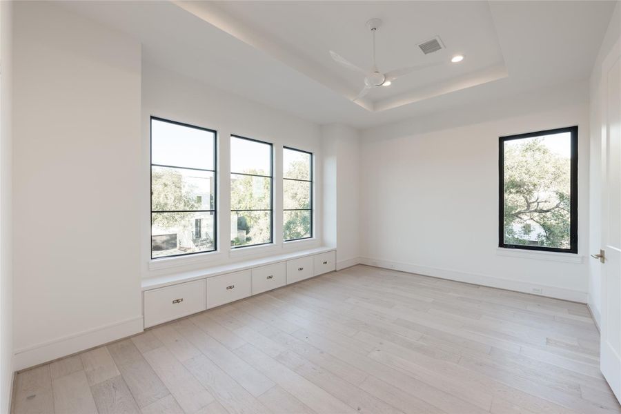 Spacious, unfurnished interior of a new home in , Bellaire (Image 28). Spacious, unfurnished interior of a new home in , Bellaire (Image 28).