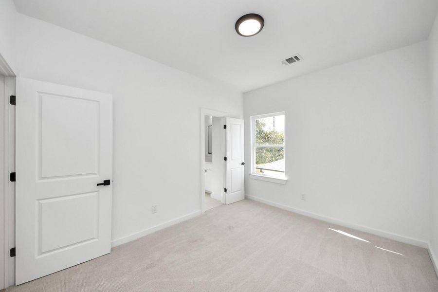 Spacious, unfurnished interior of a new home in , Houston (Image 43).