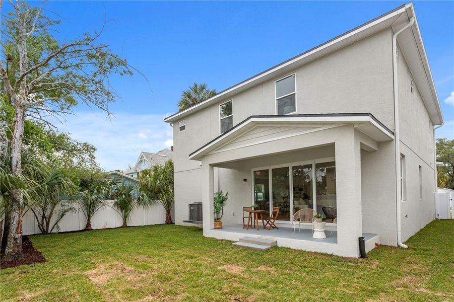 Exterior details and patio area of a home in , Tampa (Image 3).