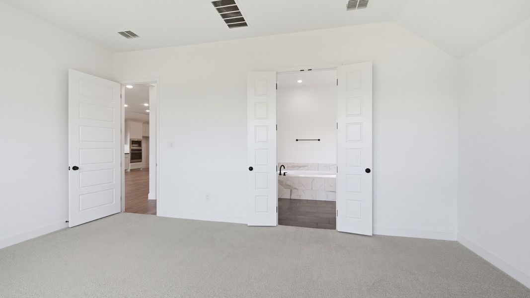 Spacious, unfurnished interior of a new home in Mustang Lakes, Celina (Image 19).