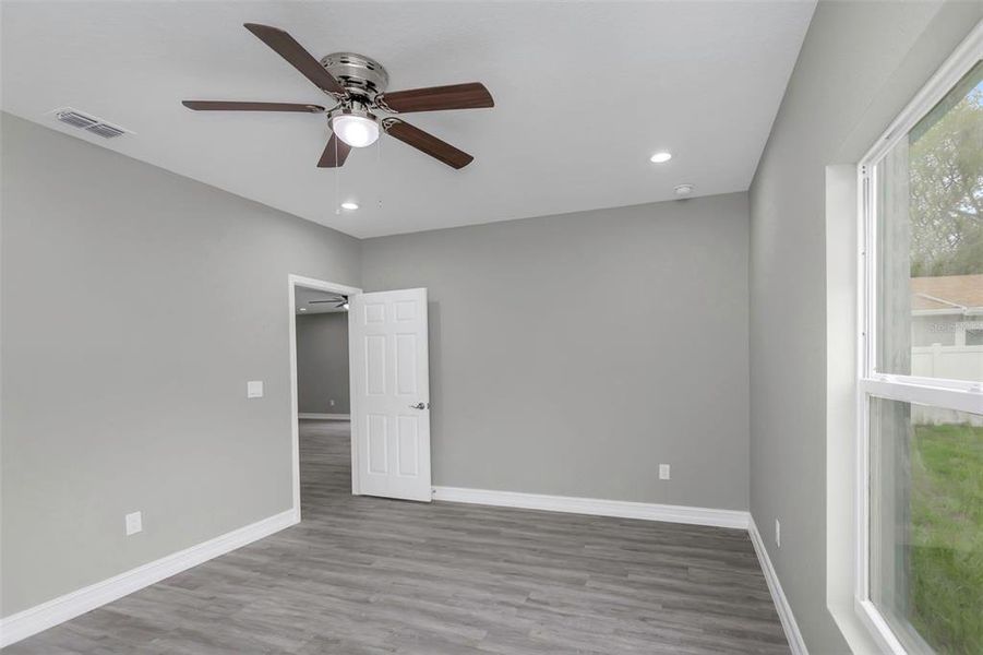Spacious, unfurnished interior of a new home in , Tampa (Image 40).