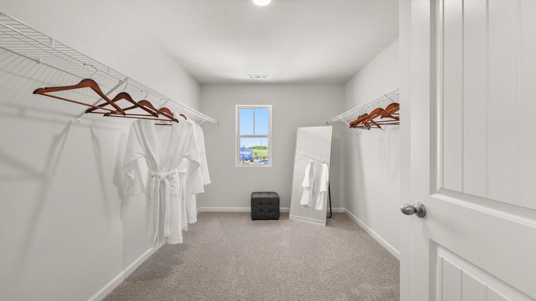 Representative furnished interior of a home built from the Elston by D.R. Horton in Rolling Meadows, Jasper (Image 30).