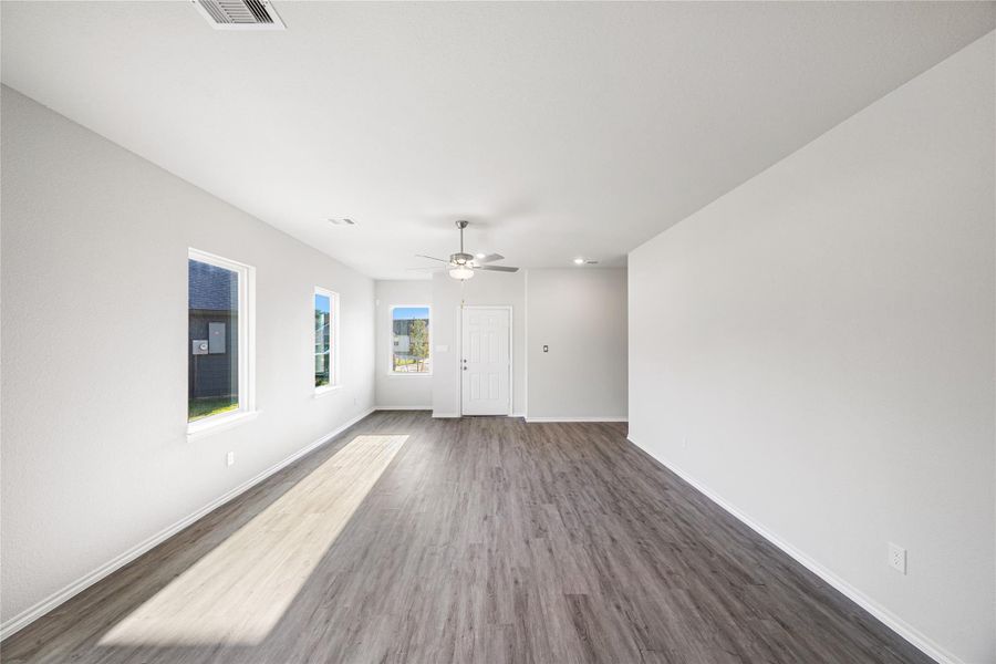 Spacious, unfurnished interior of a new home in Hill & Dale Ranch, Splendora (Image 25).