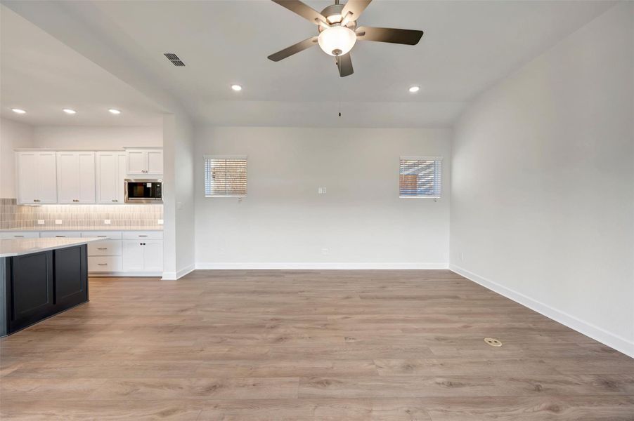 Spacious, unfurnished interior of a new home in Riceland - Enclave Row Collection, Mont Belvieu (Image 17).