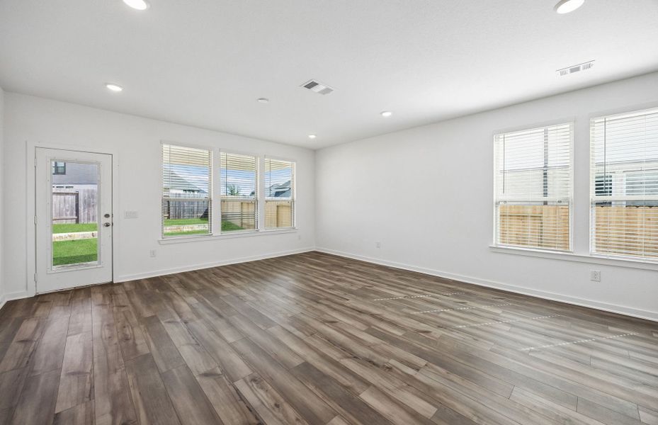 Spacious, unfurnished interior of a new home in Ellerden, Tomball (Image 26).