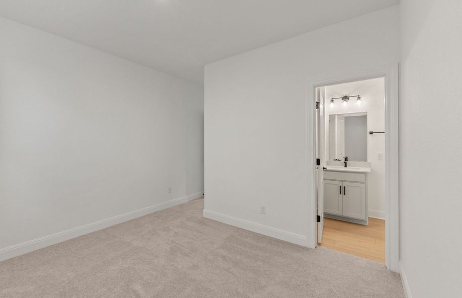 Spacious, unfurnished interior of a new home in Horizon Lake, Leander (Image 39).