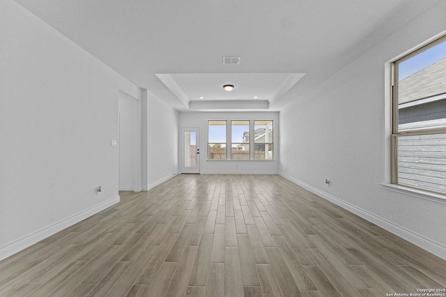 Spacious, unfurnished interior of a new home in Lily Springs, Seguin (Image 13).