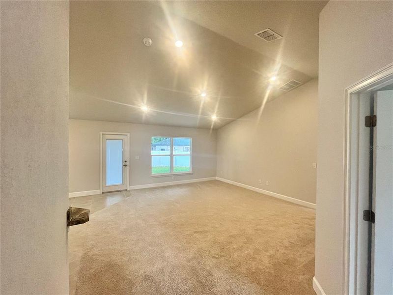 Spacious, unfurnished interior of a new home in , Ocala (Image 7).