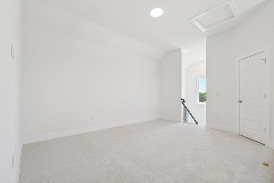 Spacious, unfurnished interior of a new home in Persimmon, Buda (Image 27).