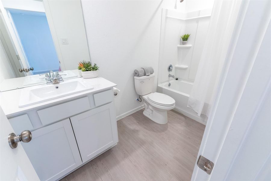 The secondary bathroom offers privacy and convenience for family and guest to enjoy. The secondary bathroom offers privacy and convenience for family and guest to enjoy.