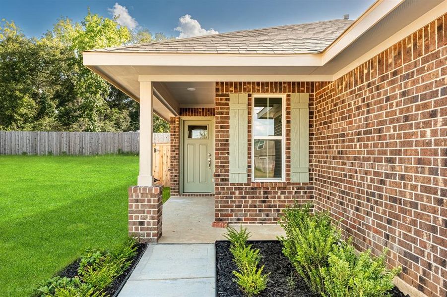 Exterior details and patio area of a home in Stonebrooke, Conroe (Image 3).
