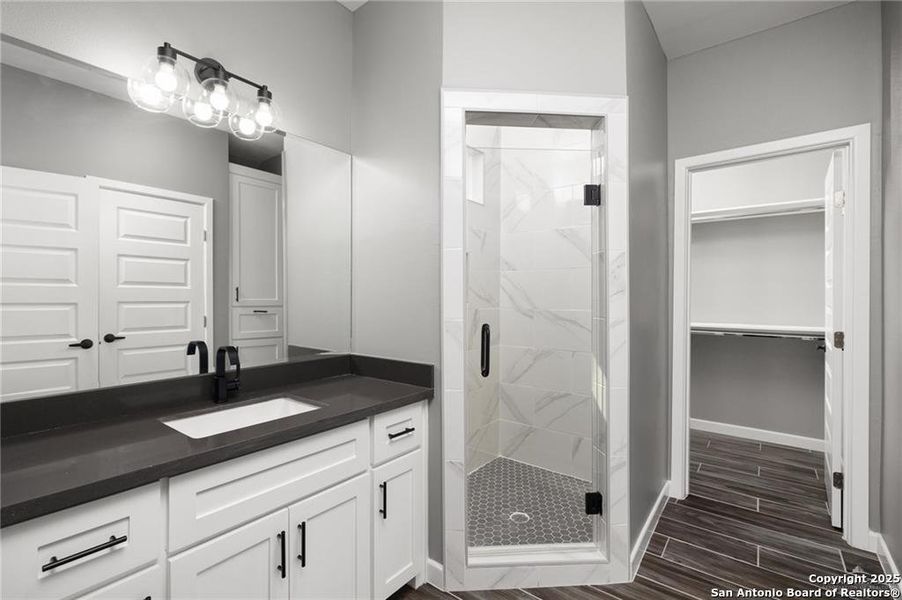 Furnished interior view inside a new home in , Edinburg (Image 1).