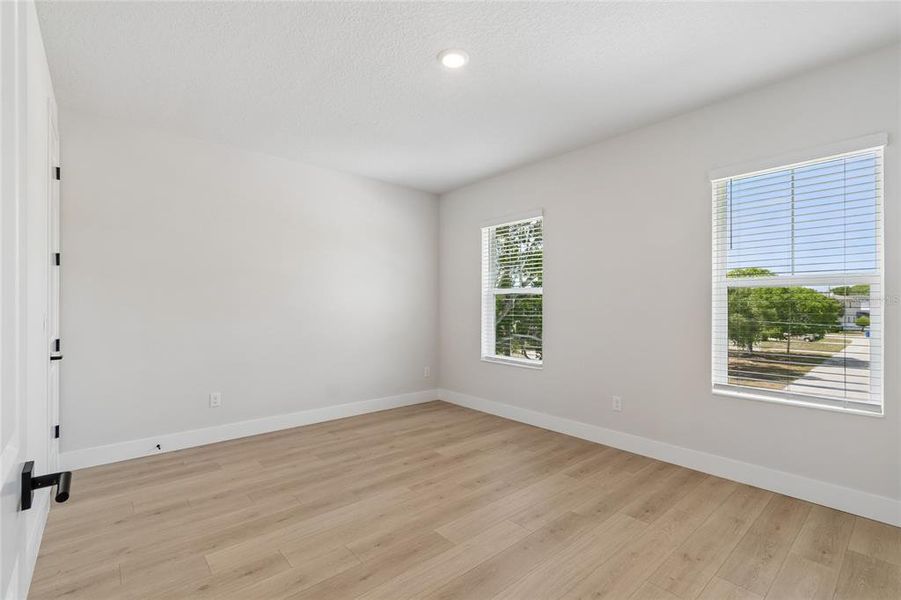 Spacious, unfurnished interior of a new home in , Tampa (Image 36).