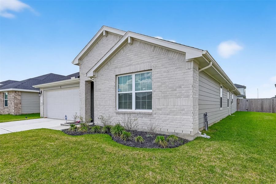 Exterior details and patio area of a home in Evergreen, Rosenberg (Image 3).