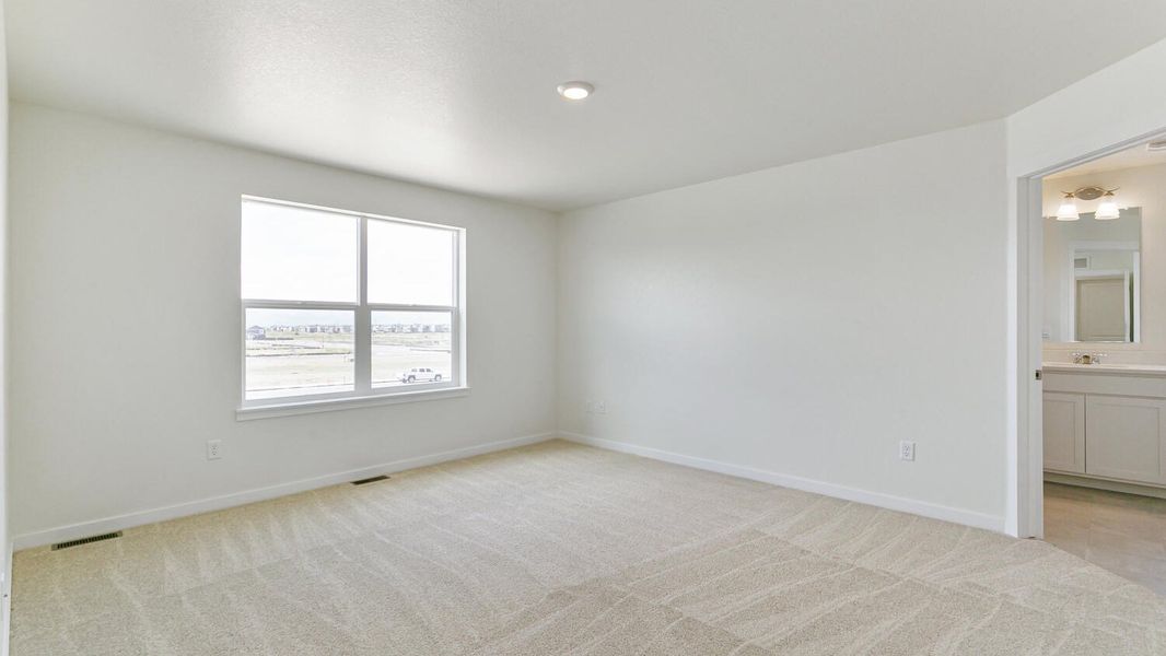 Spacious, unfurnished interior of a new home in Vista Meadows, Fort Lupton (Image 13).