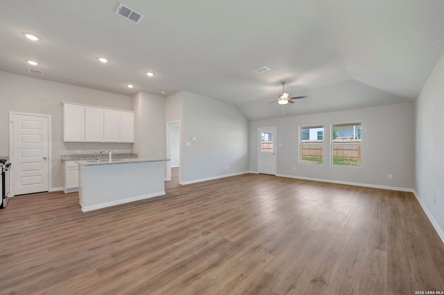 Spacious, unfurnished interior of a new home in Mesquite Ridge, San Antonio (Image 19).