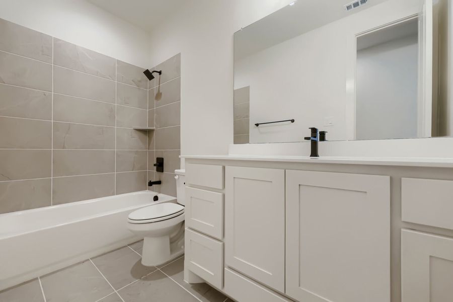 1811 Flowerfield - Full Bathroom 1811 Flowerfield - Full Bathroom