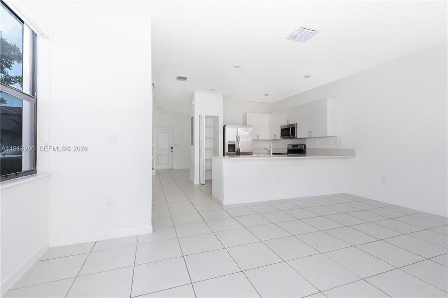 Spacious, unfurnished interior of a new home in , Miami (Image 13).