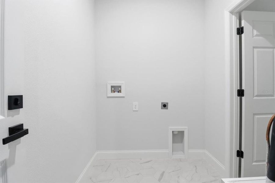 Spacious, unfurnished interior of a new home in , Citrus Springs (Image 36).