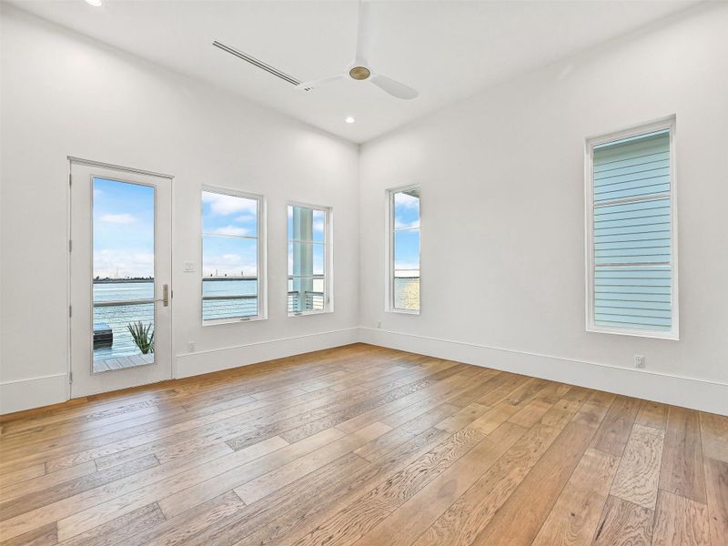 Spacious, unfurnished interior of a new home in , Galveston (Image 29).