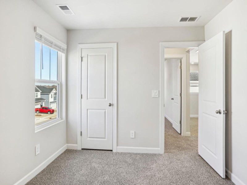 Spacious, unfurnished interior of a new home in Creek Ridge - Heritage Collection, Spartanburg (Image 10).