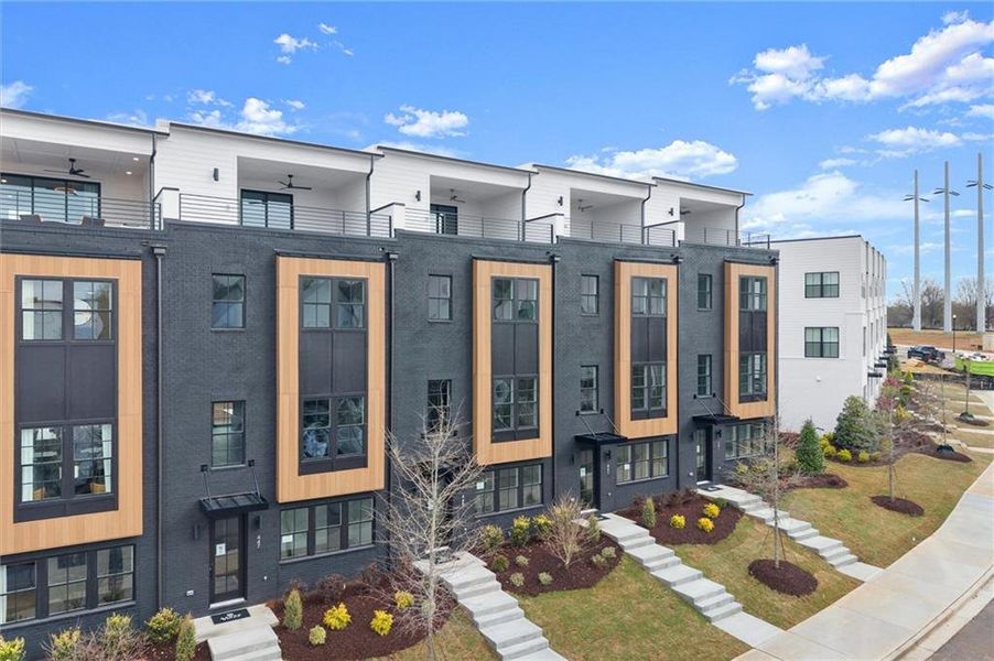 Condo located in Alpharetta, GA showcasing its design and architecture (Image 3).