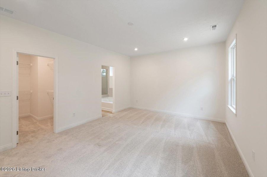 Spacious, unfurnished interior of a new home in Vista Hills, Louisville (Image 20).