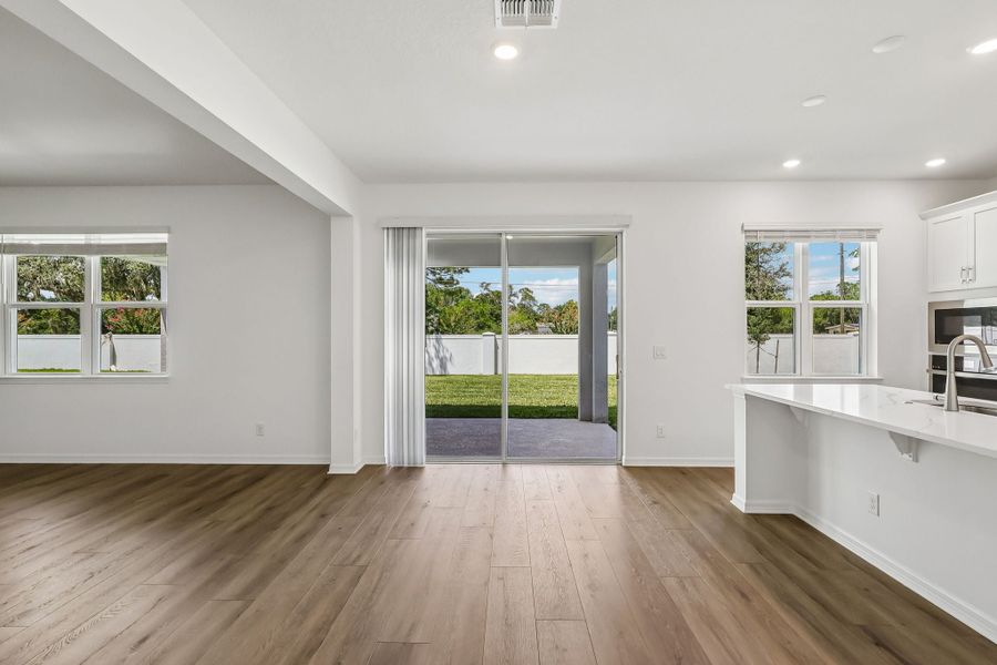 Spacious, unfurnished interior of a new home in Harrell Oaks, Orlando (Image 9). Spacious, unfurnished interior of a new home in Harrell Oaks, Orlando (Image 9).