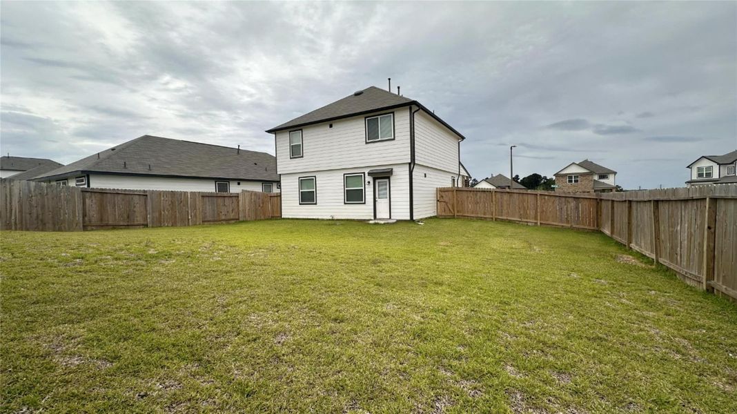 Exterior details and patio area of a home in Hunter's Creek, Huntsville (Image 3).