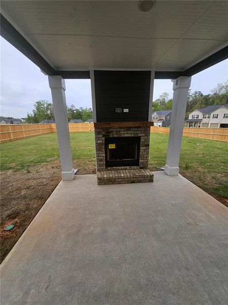 Exterior details and patio area of a home in Fern Dale, Fairburn (Image 27).
