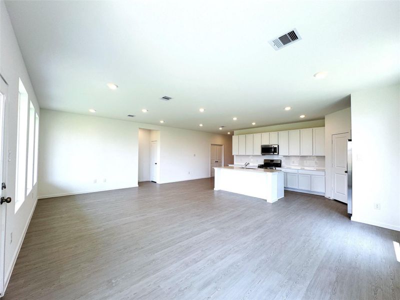Spacious, unfurnished interior of a new home in Anniston, Katy (Image 26).