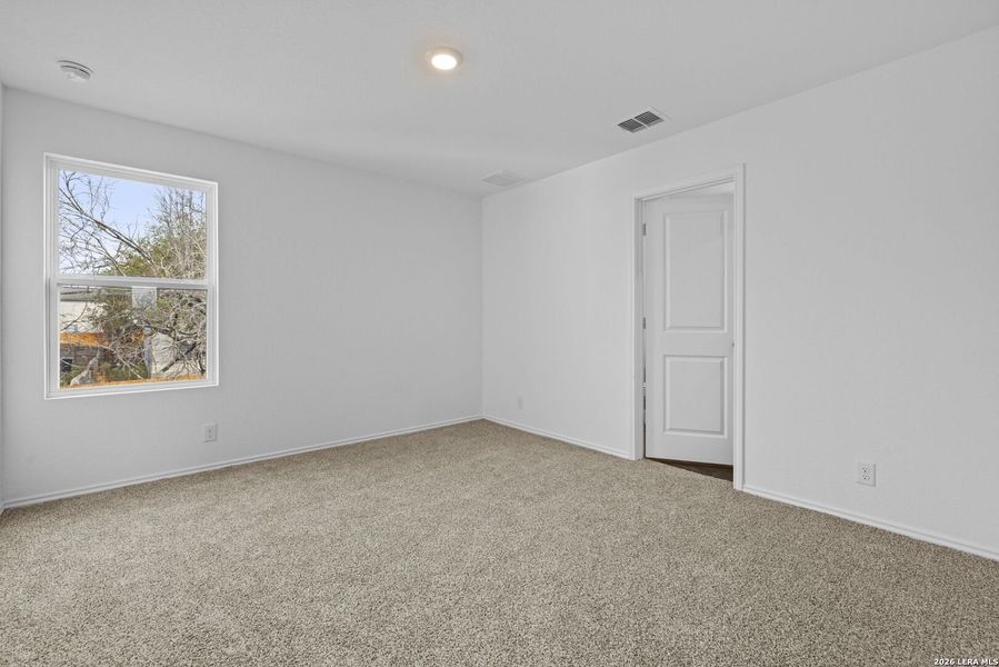Spacious, unfurnished interior of a new home in Blue Ridge Ranch, San Antonio (Image 14).